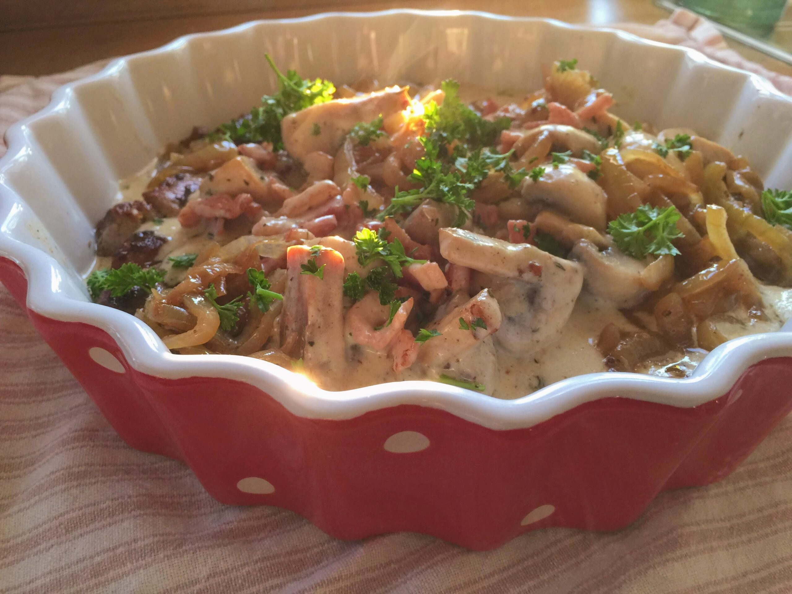 Mørbradbøffer med bløde løg, bacon, svampe og flødesauce